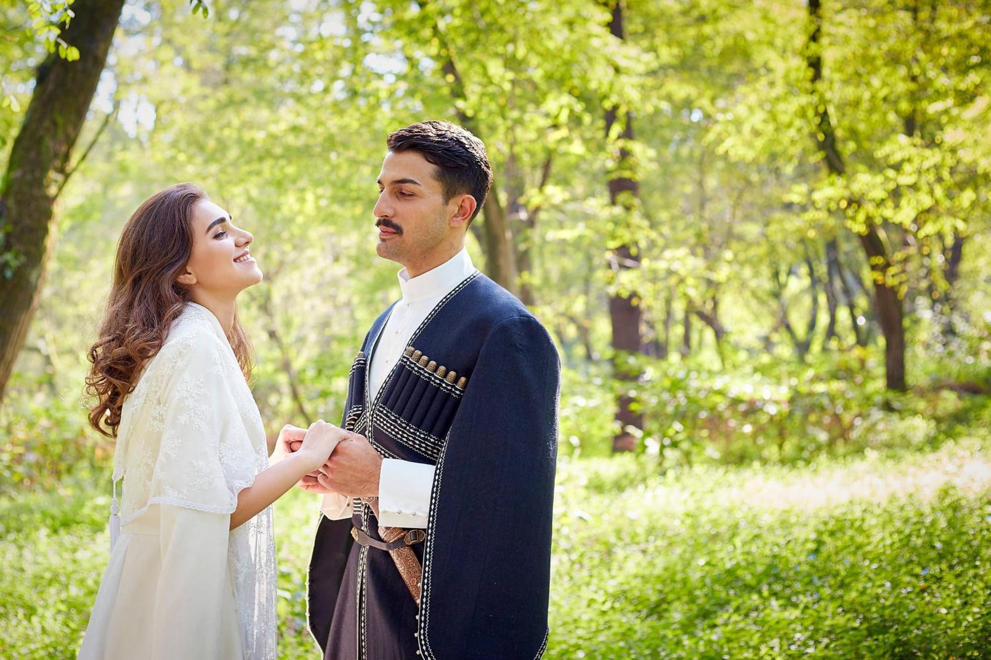 Paragraph Resort & Spa Shekvetili, Autograph Collection Luaran gambar Azeri couple in national clothes